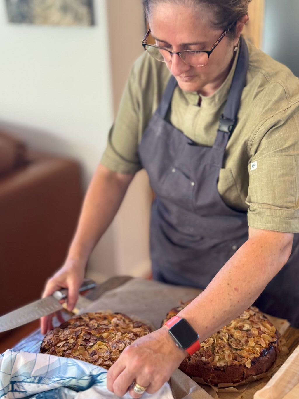 Cutting cakes for the table