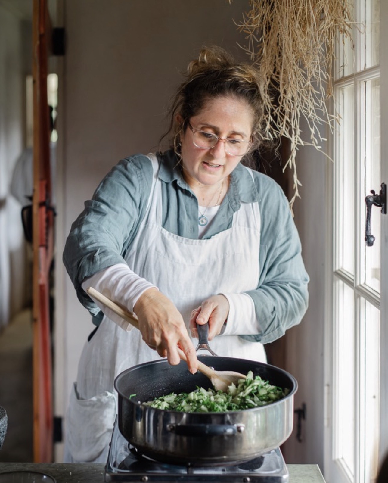 Angela Palermo teaching a student to prepare carciofi (Italian artichokes)
